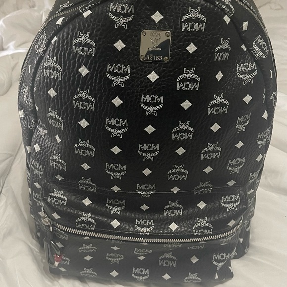 MCM
Stark Logo Monogram Backpack (BLACK Large) - Picture 2 of 4